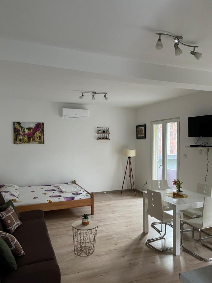 Apartman Iskra Daire Bijela Dış mekan fotoğraf