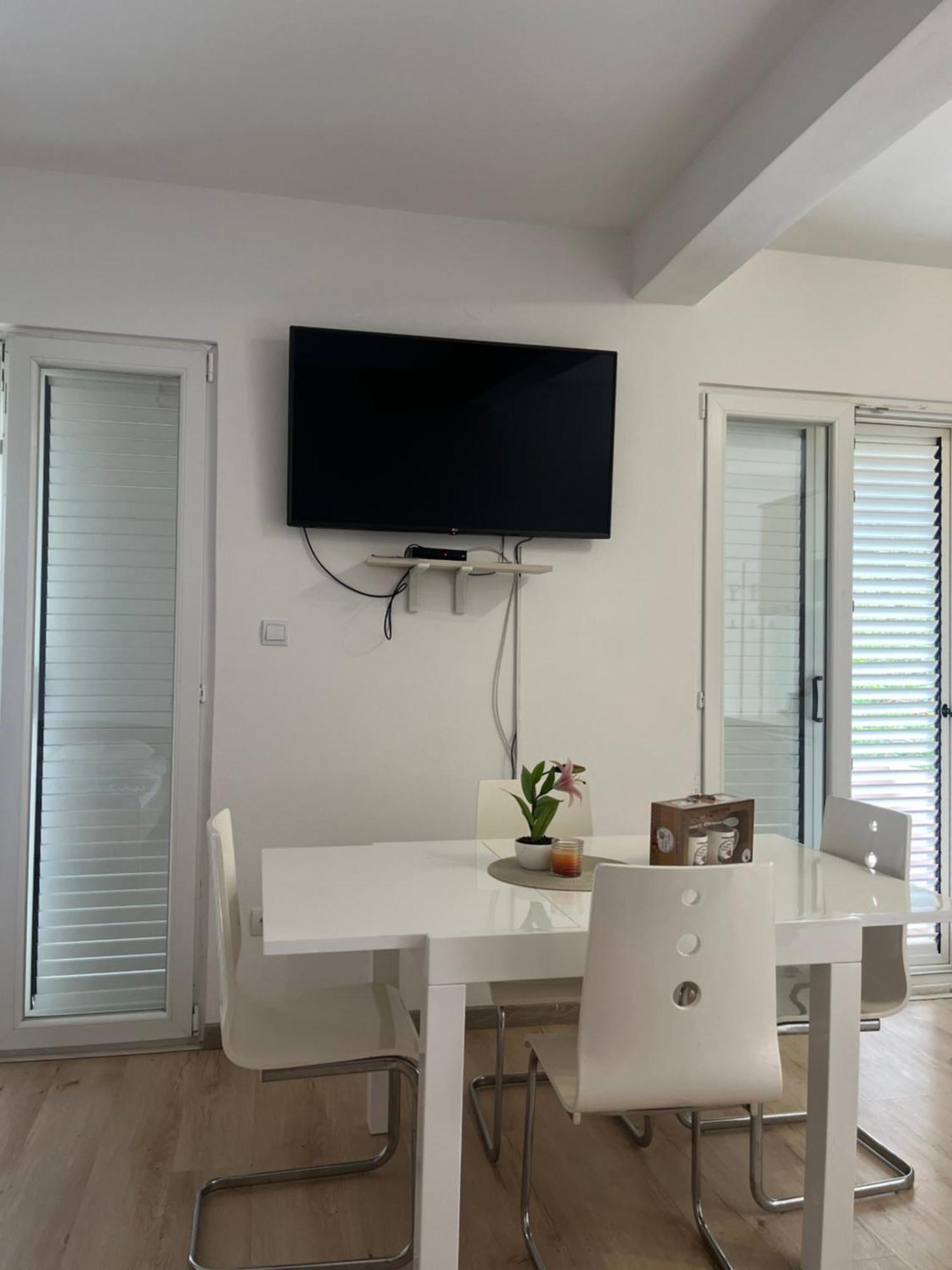 Apartman Iskra Daire Bijela Dış mekan fotoğraf