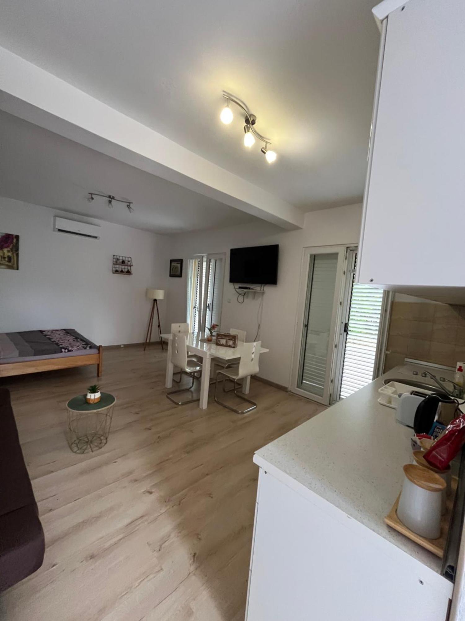 Apartman Iskra Daire Bijela Dış mekan fotoğraf